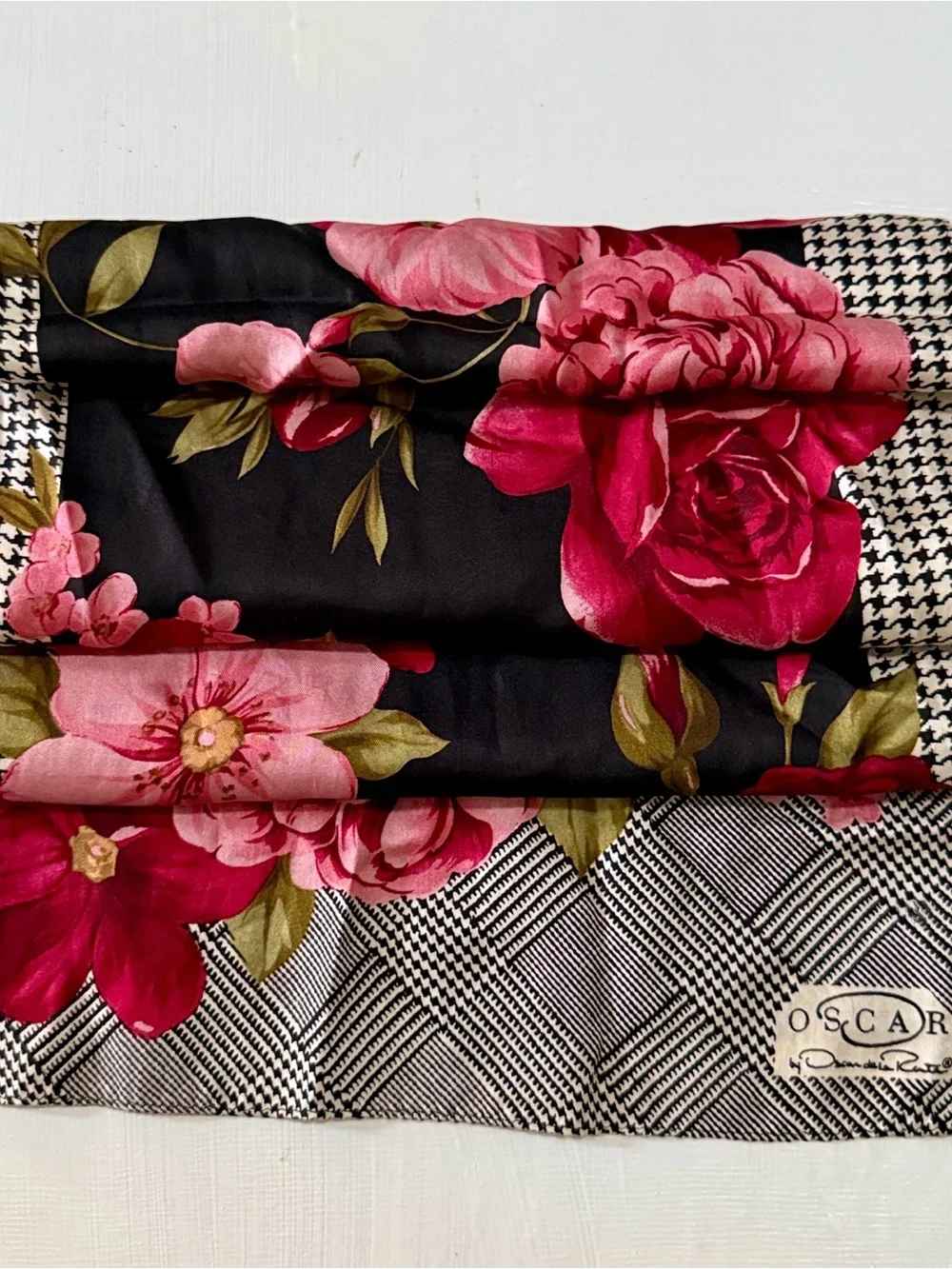 Oscar by Oscar de la Renta Black, Pink & Red Floral Roses 🌹 Silk Scarf long